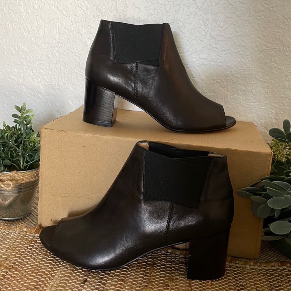 Beautiful NWOT Amalfi by Rangoni Firenze black ankle boots size 8.